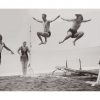 Photo d'époque SPORT n°83 - match de sauts entre les hommes et les femmes sur la plage
