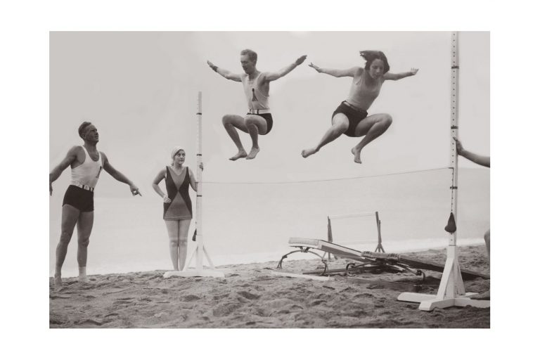 Photo d'époque SPORT n°83 - match de sauts entre les hommes et les femmes sur la plage