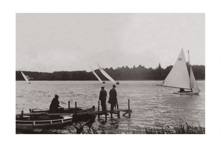 Photo d'époque Sur l'eau n°66 - régates à la voile sur l'Erdre en région nantaise