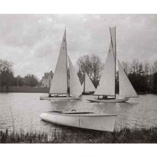 Photo d'époque Sur l'eau n°67 - régates à la voile sur l'Erdre en région nantaise - au fond, château de la Gascherie