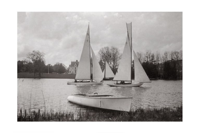 Photo d'époque Sur l'eau n°67 - régates à la voile sur l'Erdre en région nantaise - au fond, château de la Gascherie