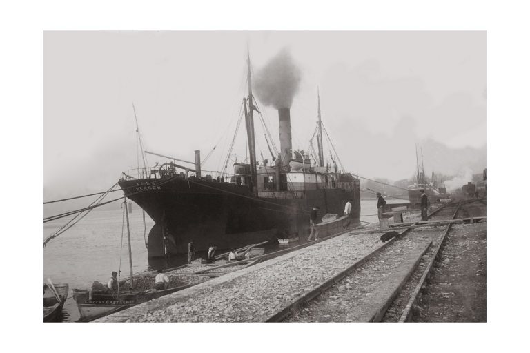 Photo d'époque Sur l'eau n°68 - déchargement sur le Quai de la Fosse à Nantes