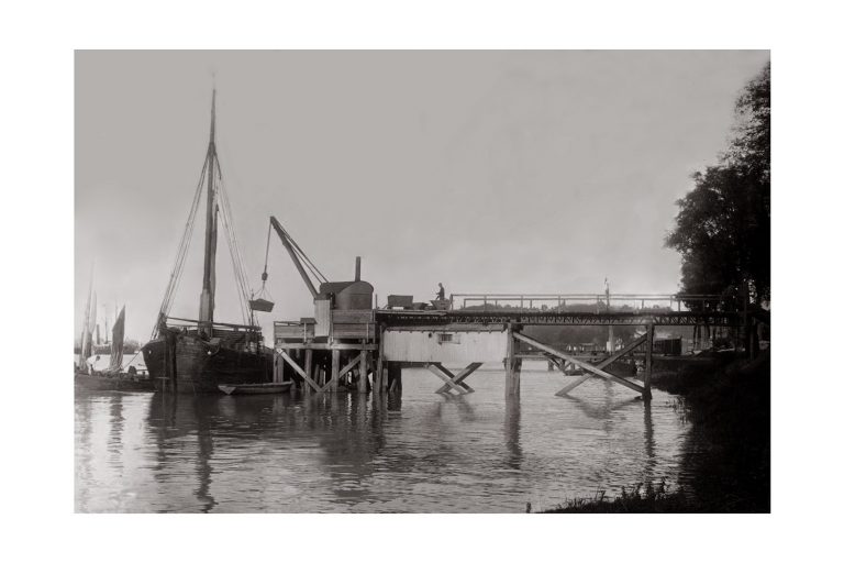 Photo d'époque Sur l'eau n°71 - chargement marchandises bord de la Garonne