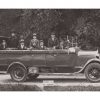 Photo d'époque Automobile n°77 - voiture autocar décapotable avec les pèlerins sur la route de Lourdes