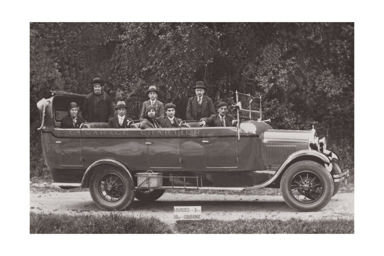 Photo d'époque Automobile n°77 - voiture autocar décapotable avec les pèlerins sur la route de Lourdes