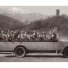 Photo d'époque Automobile n°78 - voiture autocar décapotable avec les pèlerins sur la route de Lourdes