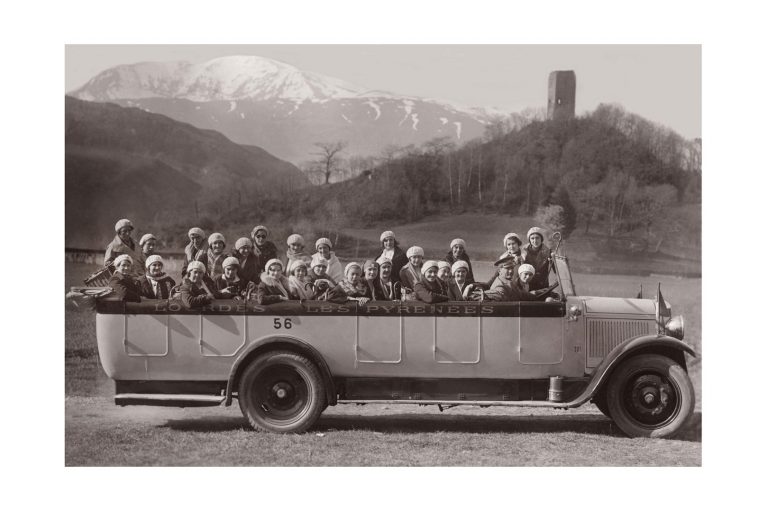 Photo d'époque Automobile n°78 - voiture autocar décapotable avec les pèlerins sur la route de Lourdes