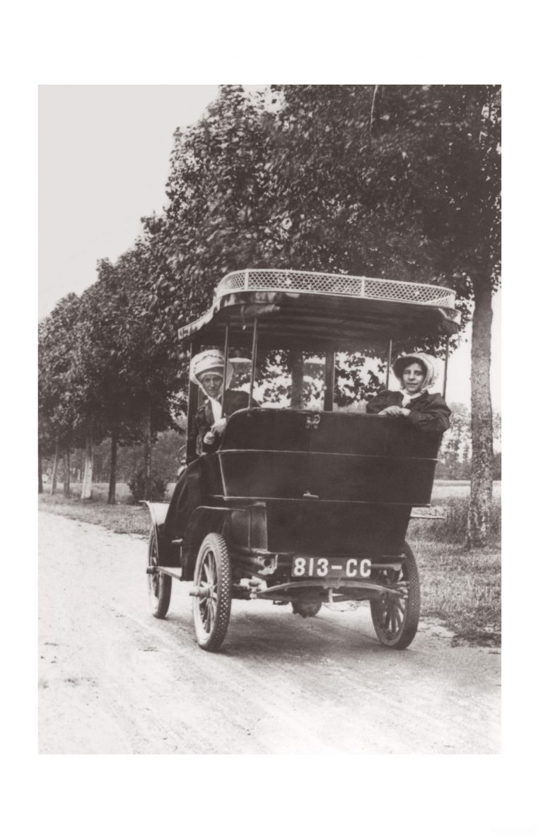 Photo d'époque Automobile n°79 - balade en voiture décapotable