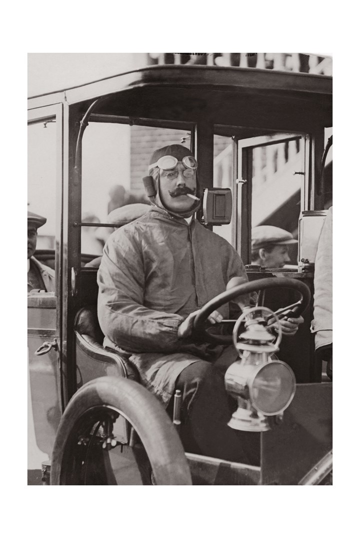 Photo d'époque Automobile n°84 - William Harvey Du Cros - gagnant de la course des taxis à Brooklands en Angleterre - Photographe Victor Forbin