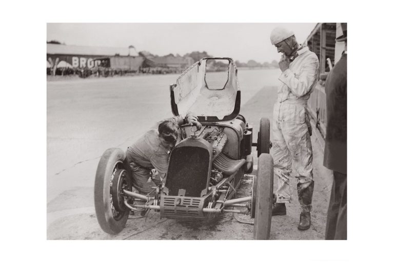 Photo d'époque Automobile n°90 - major Sir Henri Segrave - circuit de Brooklands - 1926 - Photographe Victor Forbin