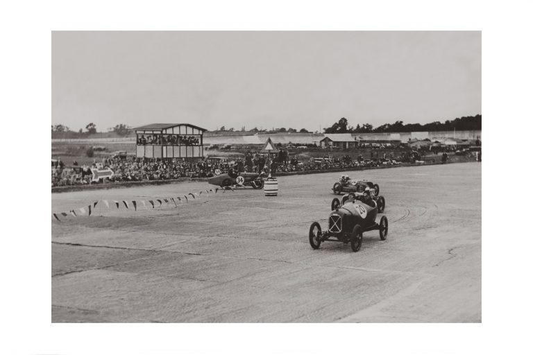 Photo d'époque Automobile n°91 - virage en épingle à cheveux - course de 200 milles du Junior Car Club - Brooklands - septembre 1926 - Photographe Victor Forbin
