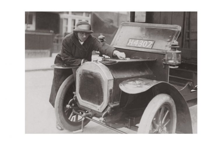Photo d'époque Automobile n°95 - Miss Vivian Martin réparant sa voiture aux Etats-Unis