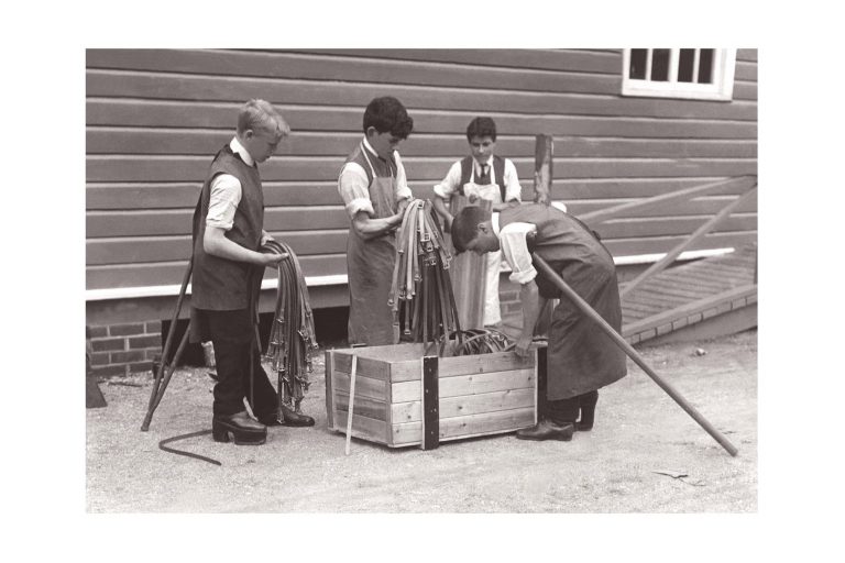 Photo d'époque Métiers n°59 - travailleurs handicapés en service de guerre pour la fabrication de lanières en cuir - entreprise Sir William Treloar - Alton - Angleterre