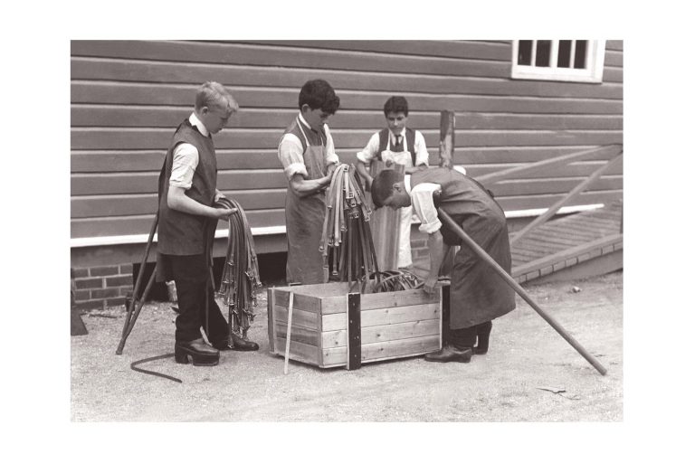 Photo d'époque Métiers n°59 - travailleurs handicapés en service de guerre pour la fabrication de lanières en cuir - entreprise Sir William Treloar - Alton - Angleterre
