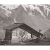 Photo d'époque Montagne n°112 - lecture près d'un chalet de montagne avec vue sur les sommets enneigés