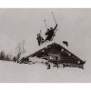 Photo d'époque Montagne n°114 - skieurs posant sur un toit de chalet enneigé en Norvège - Photographe Victor Forbin