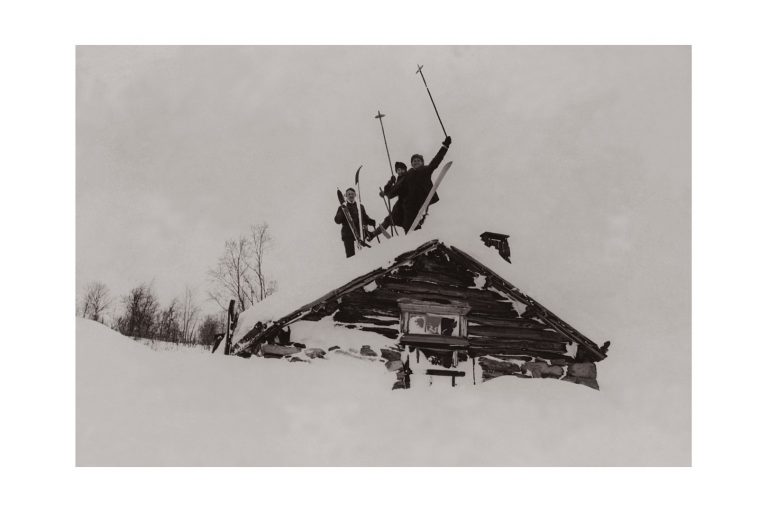 Photo d'époque Montagne n°114 - skieurs posant sur un toit de chalet enneigé en Norvège - Photographe Victor Forbin