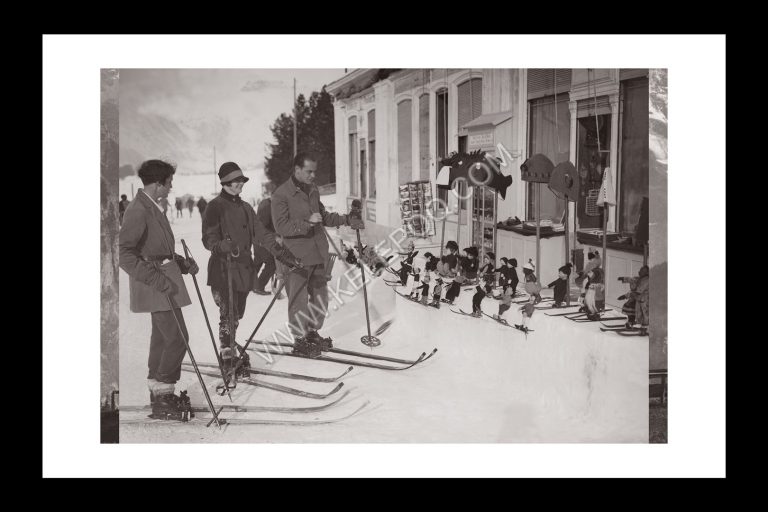 Photo d'époque Montagne n°113 - Un magasin a entreposé ses skieurs miniatures sur une table de neige