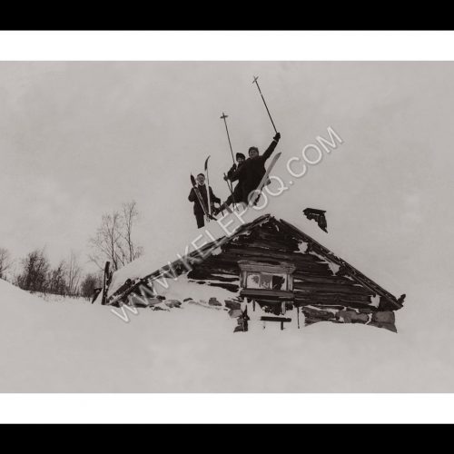 Photo d'époque Montagne n°114 - skieurs posant sur un toit de chalet enneigé en Norvège - Photographe Victor Forbin