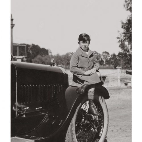 Photo d'époque Enfance n°31 - garçon posé sur un capot de voiture