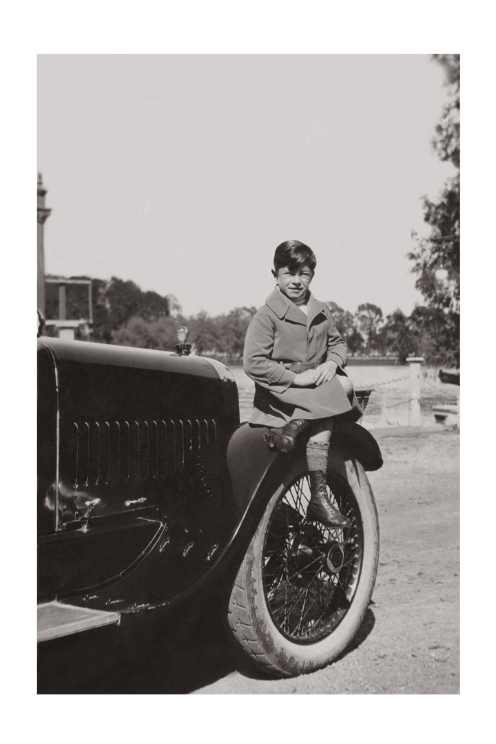 Photo d'époque Enfance n°31 - garçon posé sur un capot de voiture