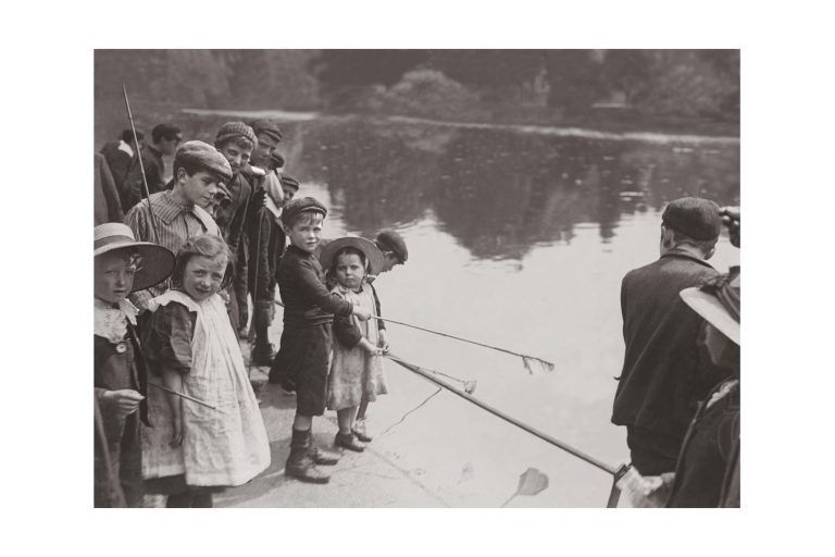 Photo d'époque Enfance n°34 - enfants en plein concours de pêche