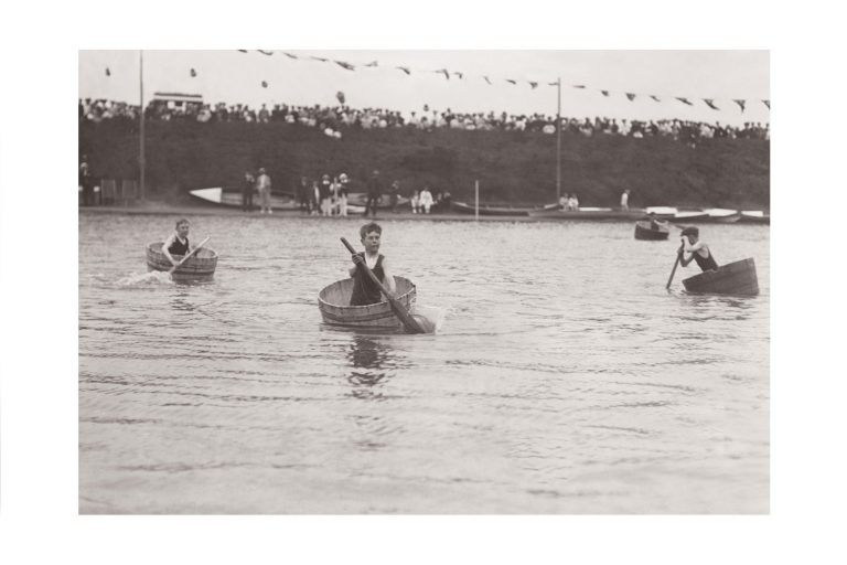 Photo d'époque Enfance n°36 - régate jeune - course de cuve - Photographe Victor Forbin