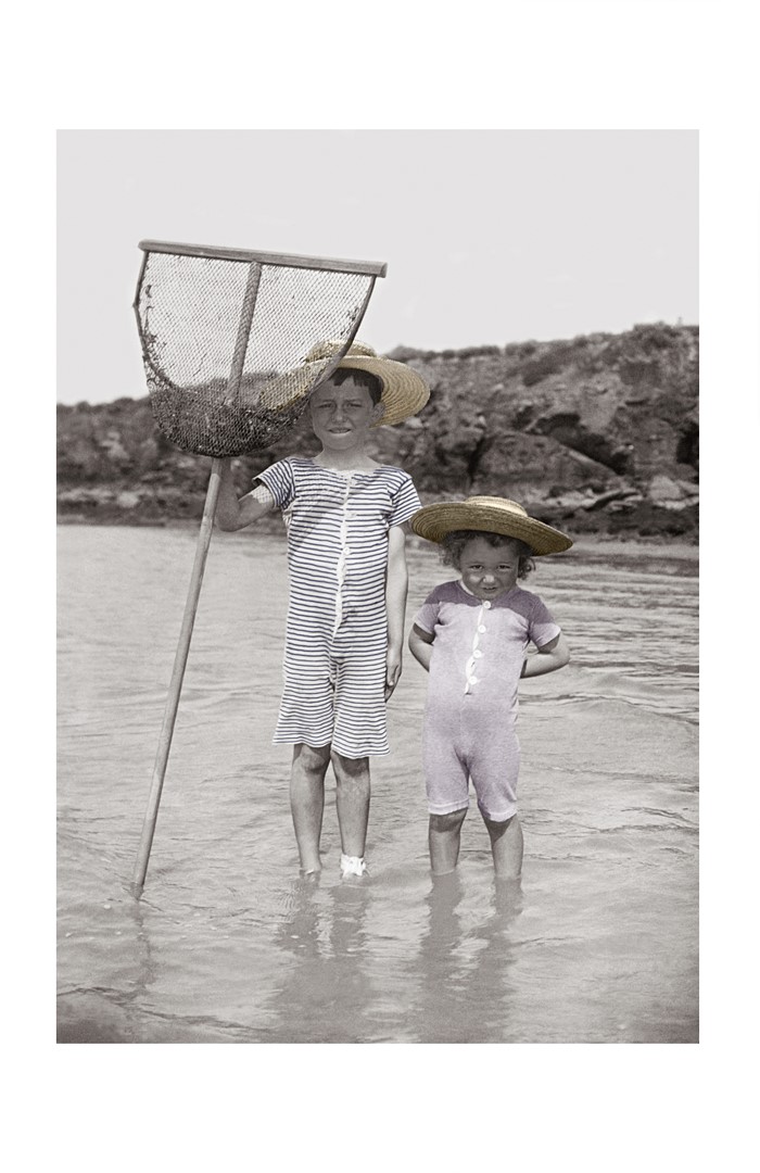 Photo d'époque Enfance couleur n°33 - enfants à la pêche à l'épuisette à Pornic en 1904