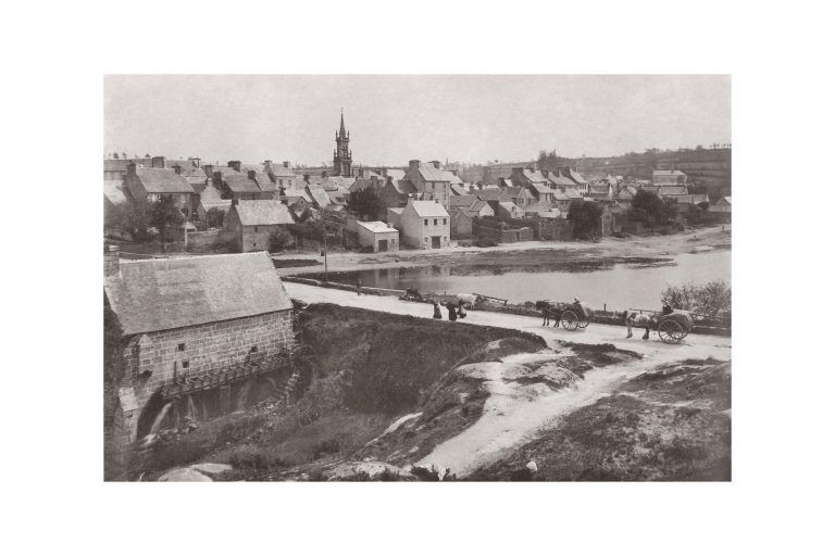 Photo d'époque Le Huelgoat n°01 - vue sur l'église Saint-Yves