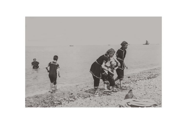 Photo d'époque Mer n°92 - famille sur la plage