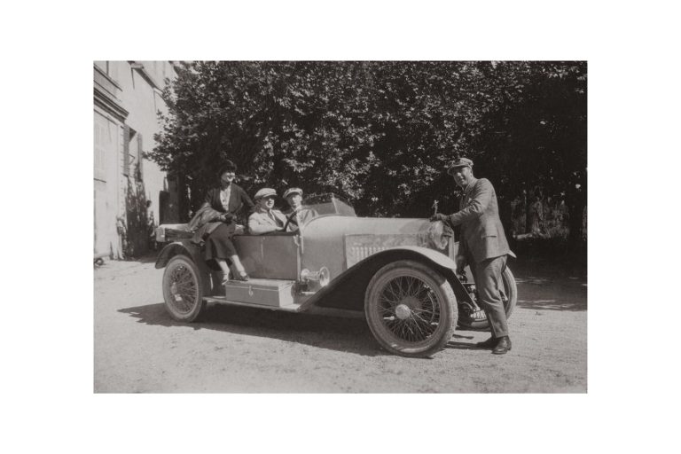 Photo d'époque Automobile n°96 - amis dans une voiture